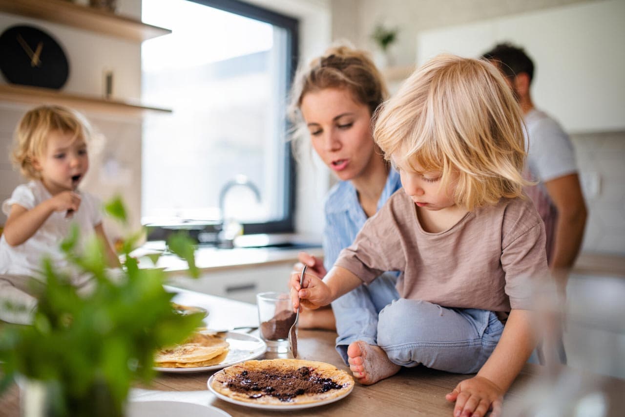 Familie på kjøkken